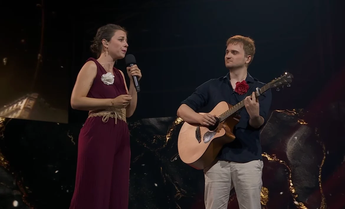 Alice Duport-Percier interprétant Alicia sur la scène de Gamescom avec Lorien Testard