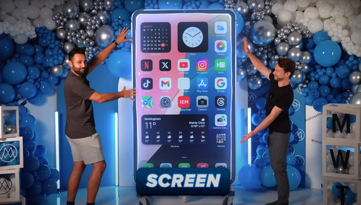 Mrwhosetheboss et Matthew Perks- iPhone géant Mrwhosetheboss et Matthew Perks- iPhone géant