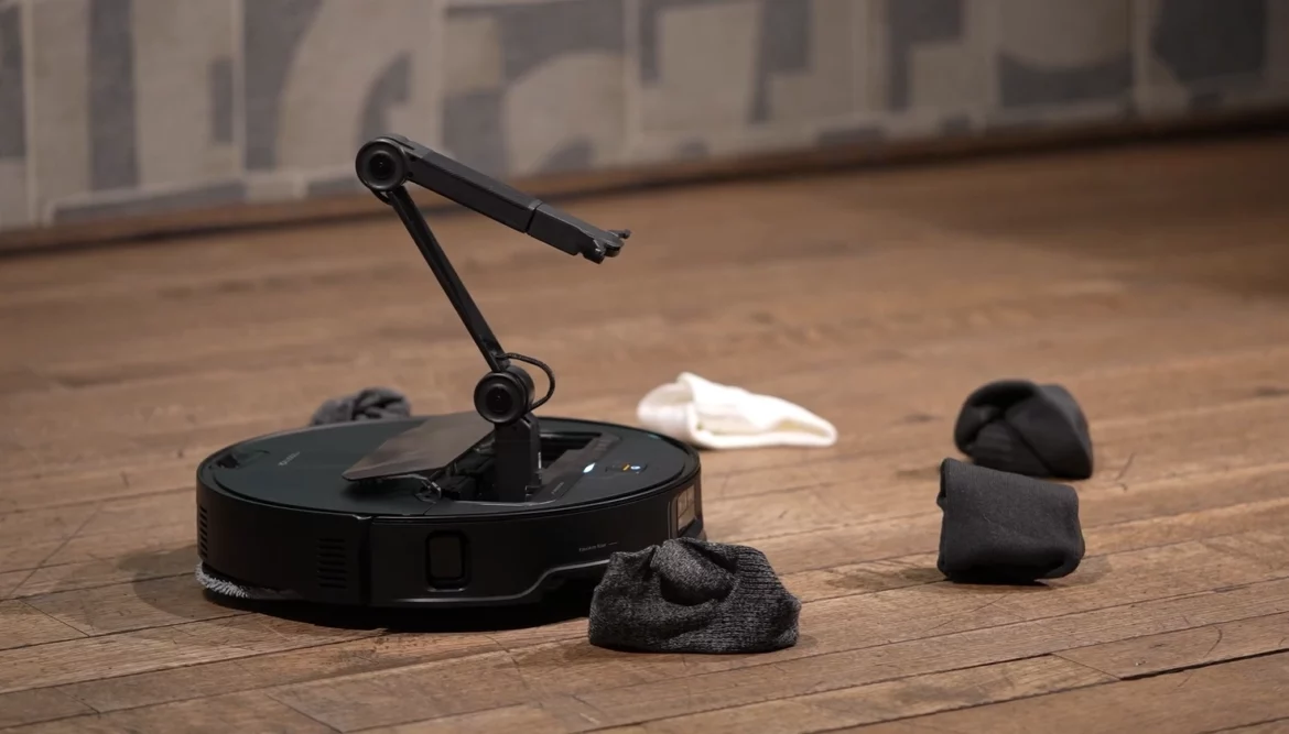 Roborock Saros Z70 L'aspirateur qui ramasse vos chaussettes !