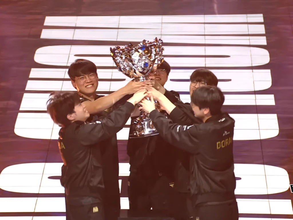 T1 s’impose 3 à 2 contre KT Rolster en finale des Worlds 2025 à Chengdu