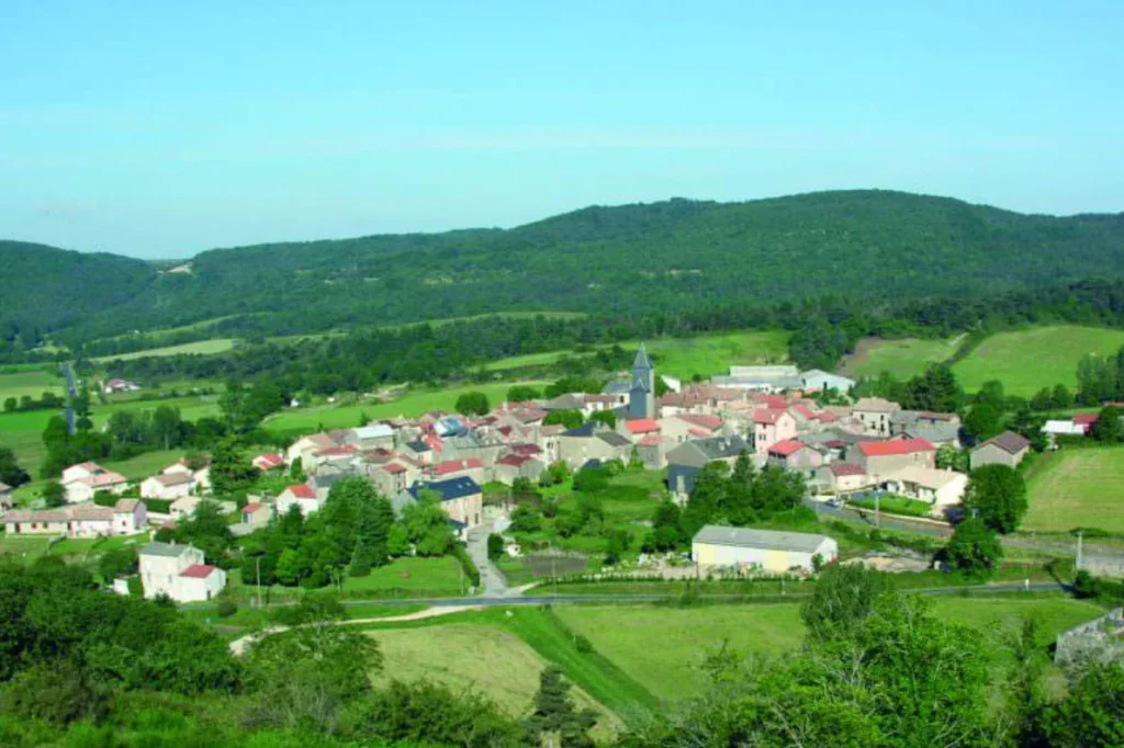Vue aérienne de Sauclières - Saint-Martial est le nom fictif donné à Sauclières, dans l'Aveyron